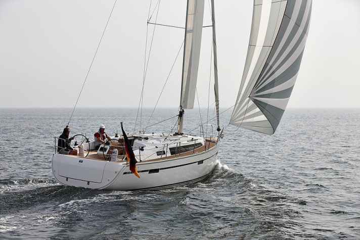   Travelling well even in light winds: new Bavaria Cruiser 37