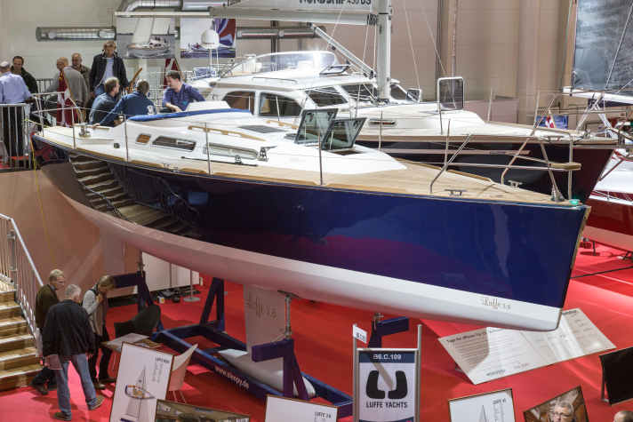   Die dunkelblaue Metallic-Lackierung funkelt im Scheinwerferlicht und steht der schlanken Luffe 3.6 sehr gut