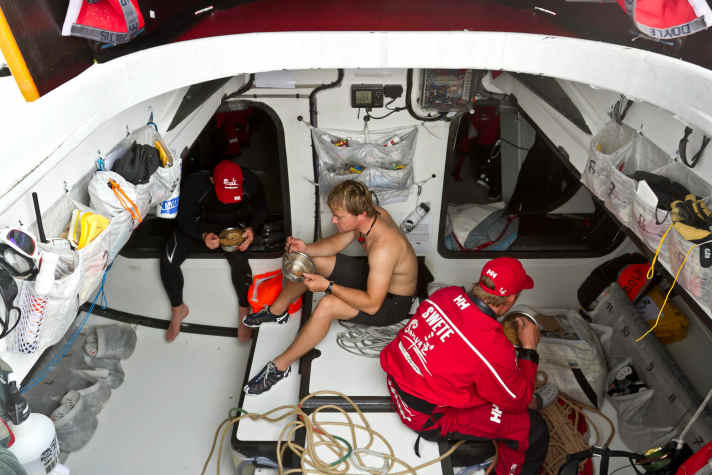   Jausenpause: Wer so gut unterwegs ist wie die Boys von Sanya, dem schmeckt auch Astronautennahrung.