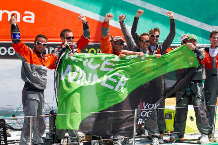   Gewohnheitsrecht: Groupama mit Schampus bei der Siegerpose