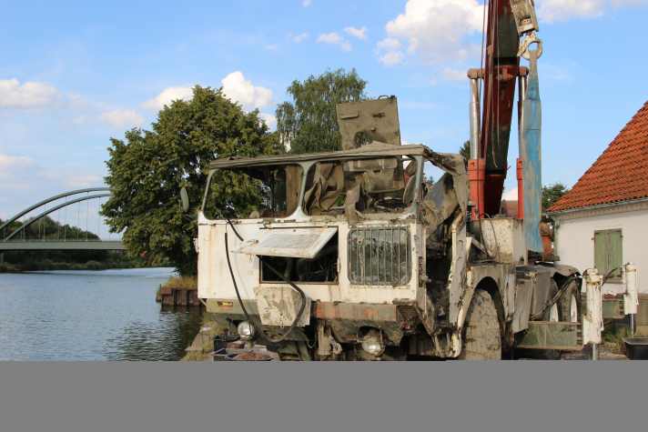   Der komplett zerstörte Autokran nach der Bergung