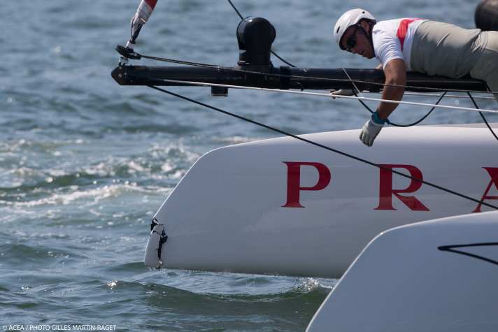   Turno di notte per l'equipaggio di terra: Luna Rossa e Team New Zealand hanno navigato a distanza ravvicinata nel match race