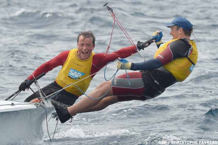   Ecco come Claas Lehmann ha festeggiato la vittoria del Campionato mondiale 505 con Leon Oehme nel 2013
