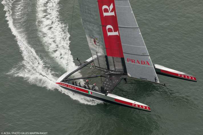   Luna Rossa beim Schaulaufen