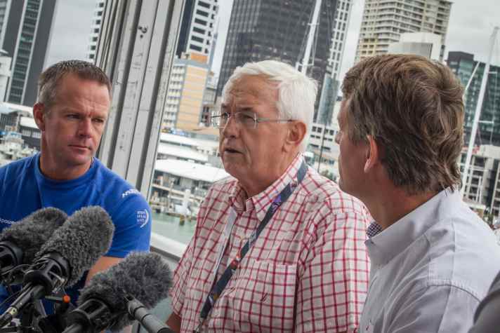   Ex-Konteradmiral Chris Oxenbould (M.) mit Team Vestas Skipper Chris Nicholson (l.) und CEO Knut Frostad