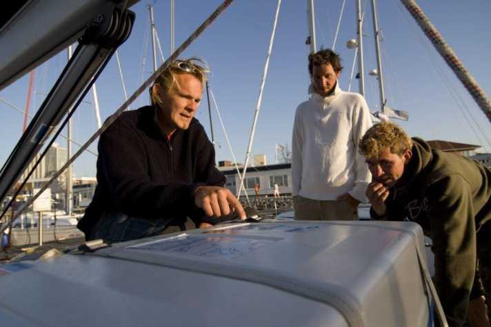   Nicht nur ein gründlicher Check der Yacht auf Schäden sollte mit dem Vercharterer erfolgen. Eine Sicherheitseinweisung, etwa zur Funktion der Rettungsinsel ist ebenfalls sinnvoll