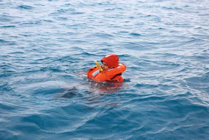   Mobos en action. L'émetteur se redresse sur le gilet et n'est pratiquement pas submergé.