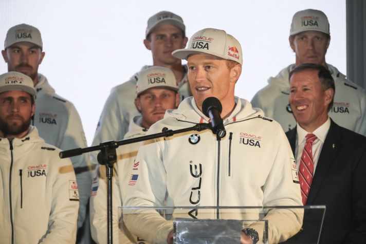   Lo skipper Jimmy Spithill durante il suo discorso sulla nuova barca