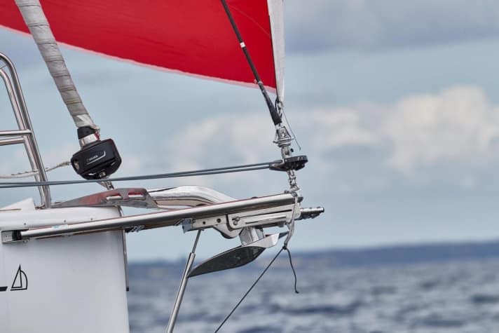   Die Rollanlage mit Endlosleine treibt das Torsions-Stag von unten an