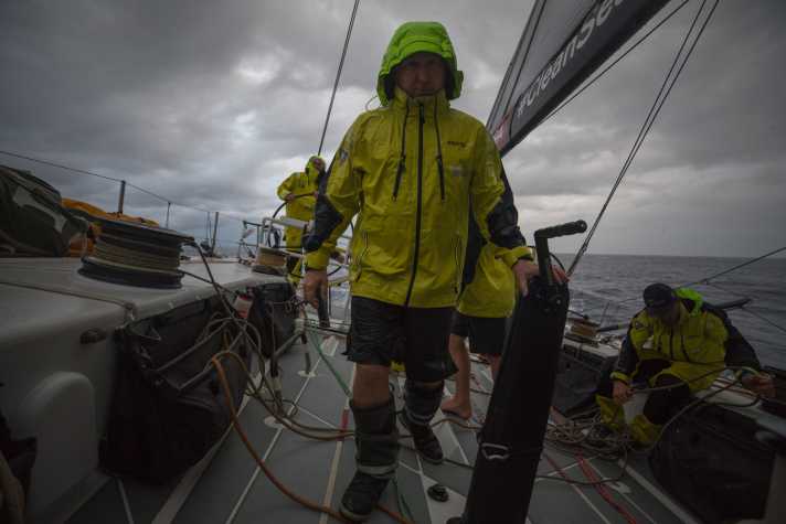   Team Brunels Navigator Andrew Cape verschafft sich an Deck einen Überblick über die Lage