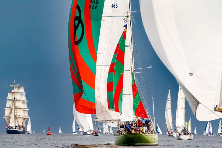   Schneller Racer, schöne Yachten wie die "Germania VI" und Windjammer sind vor Kiel im Spiel