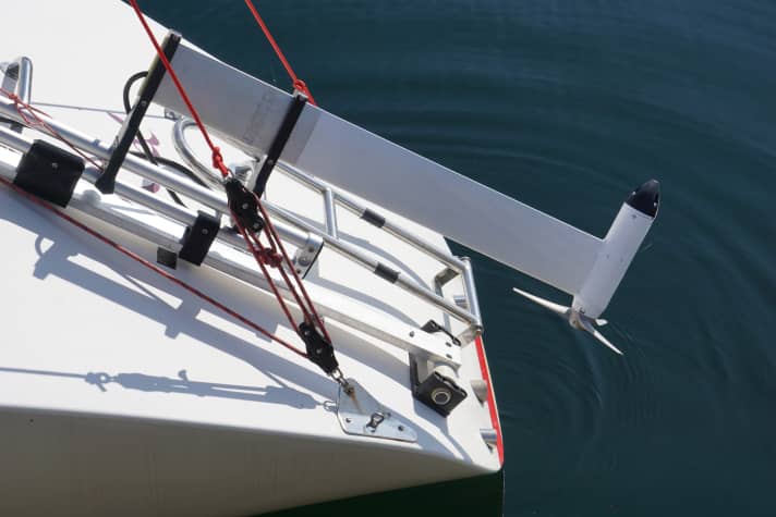   The bracket on the inclined mirror not only allows the hydrogenerator to be caught up, but also to be folded forwards