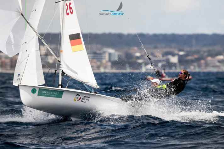   Ninth after their first medal race in a major senior regatta with all the stars of the 470 scene: Hamburg sailors Luise and Helena Wanser from the NRV Olympic Team