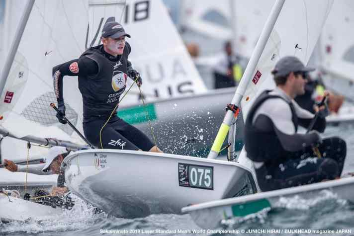   Nik Aron Willims Gesamtergebnis litt wie das von Teamkamerad Buhl unter der Frühstart-Disqualifikation, kann sich aber mit Platz 28 in der großen Flotte von 156 Booten aus 57 Ländern trotzdem mehr als sehen lassen