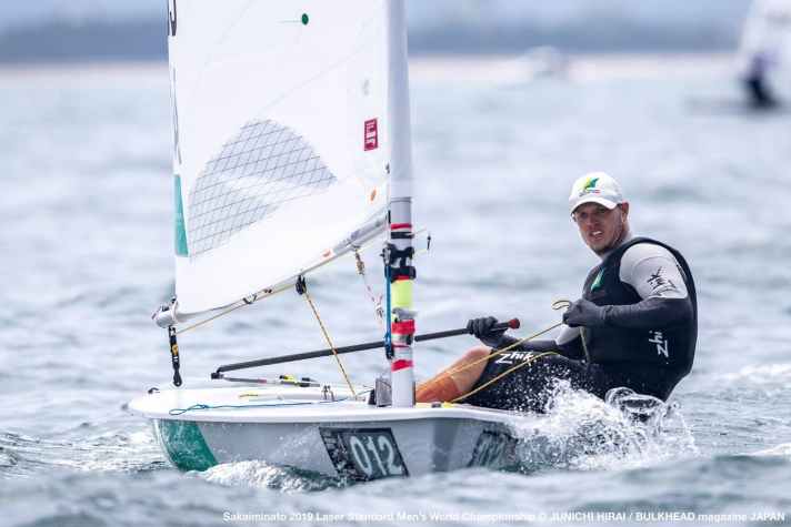   Hatte auch am Finaltag alles im Griff: Olympiasieger Tom Burton aus Australien segelte in Japan zu WM-Gold