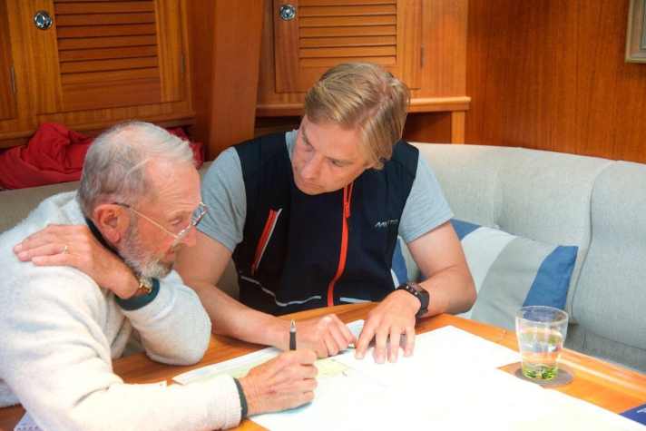   Auch die Theorieprüfung findet beim Yachtmaster an Bord statt, mit unmittelbarem Revier- und Praxisbezug 