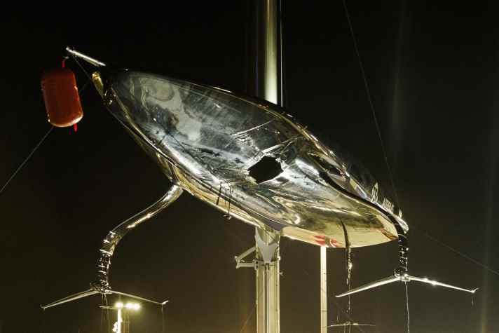   La coque du "Pariot" est percée d'un grand trou à bâbord