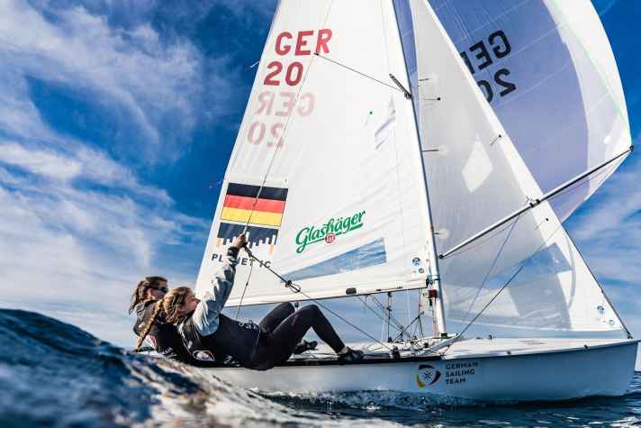   Theres Dahnke und Birte Winkel segelt vor Portoroz zu Bronze