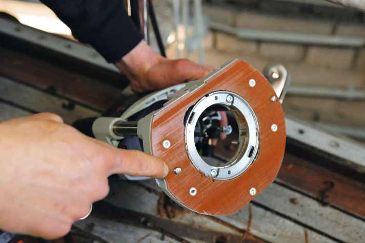   Tip: If the joint is no longer deep enough, this does not mean the end of the deck: The teak deck must be at least 3 millimetres thick so that the new sealant has sufficient adhesion. If it gets tight, the joint can be milled deeper. The joint is deepened with the router using two screws as a guide. This is only possible if there is still plywood under the teak bars or, as in our case, the teak bars are rebated in the groove. This means that they have a nose at the bottom that keeps the neighbouring bar at the correct distance. This helps when laying, but is no longer needed and adds 2 millimetres to the joint depth. If the teak lies on a GRP sandwich deck, it must not be milled into it