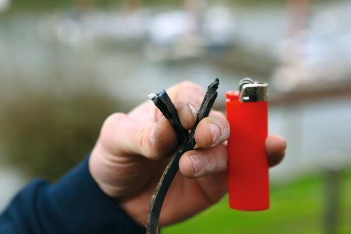   What is in the joint? It is essential to know whether silicone products have been used when repointing. Simply set fire to the old sealing material. Silicone products leave behind white ash when they burn. If, on the other hand, black residue is produced, it is not silicone. If this was used to grout the joints, a silicone-based product must be used again when re-grouting, as other sealants will not hold