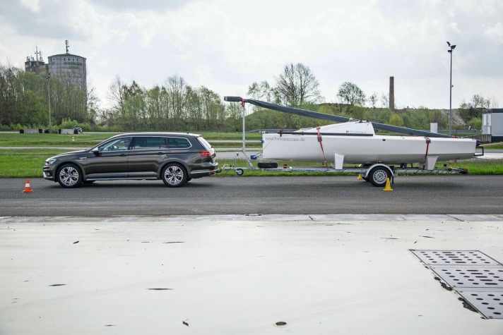 The situation is completely different at twice the speed (60 km/h): The braking distance has quadrupled
