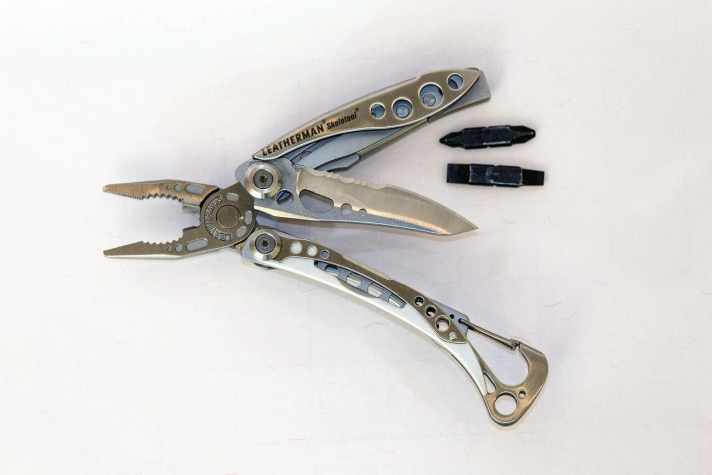 Das Leatherman Skeletool  z.B. <a href="https://www.awin1.com/cread.php?awinmid=12557&awinaffid=471469&clickref=Y+Leatherman+Skeletool&ued=https%3A%2F%2Fwww.bergzeit.de%2Fp%2Fleatherman-skeletool-multitool%2F5016359%2F" target="_blank" rel="noopener noreferrer nofollow">hier erhältlich</a>*
