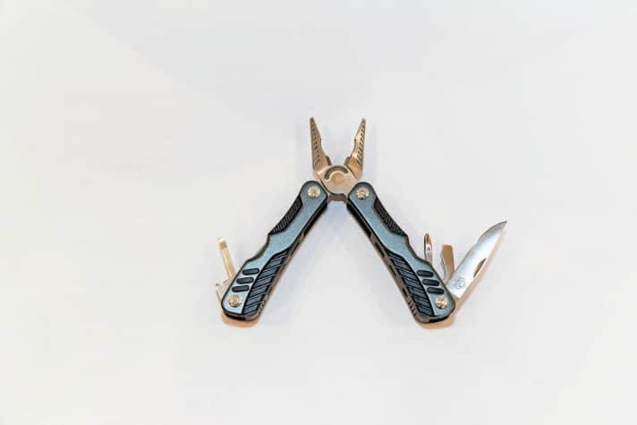 Das Puma Tec Multitool  z.B. <a href="https://www.awin1.com/cread.php?awinmid=14424&awinaffid=471469&clickref=Y+Puma+Tec+Multitool&ued=https%3A%2F%2Fwww.doorout.com%2FPUMA-TEC-Puma-TEC-Multitool-Taschenmesser-schwarz.html%3Fpartner%3Daffili_net" target="_blank" rel="noopener noreferrer nofollow">hier erhältlich</a> *