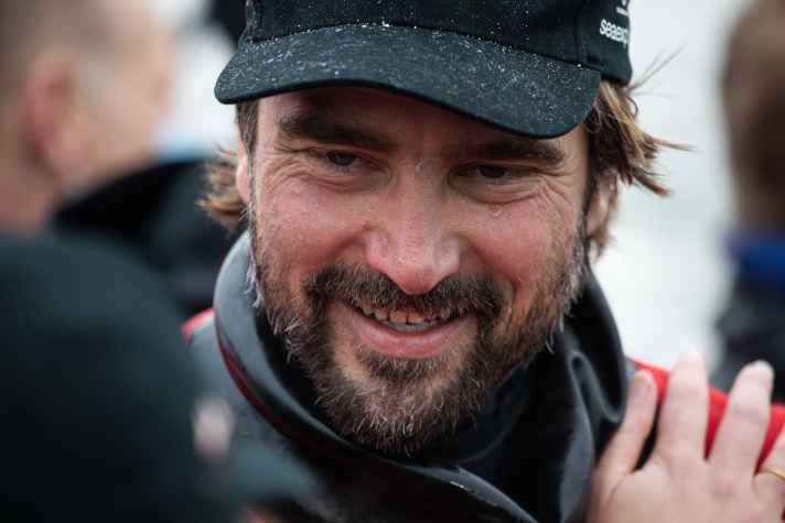   Angekommen und glücklich: Boris Herrmann in Les Sables-d'Olonne