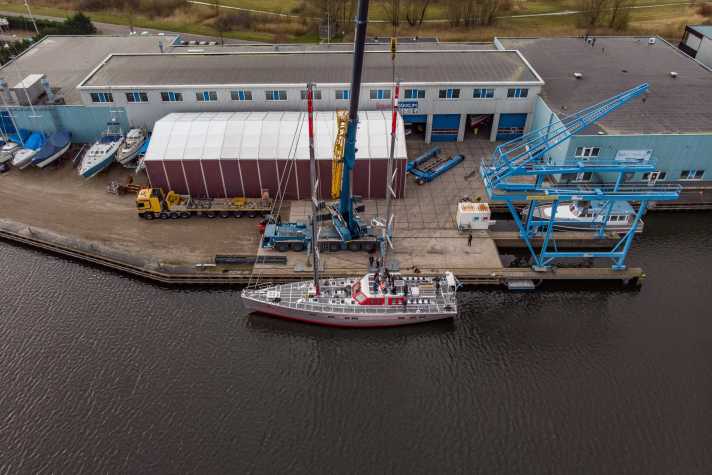   Dank zweier Masten bleiben die Segelflächen klein genug, um sie auch per Hand bedienen zu können