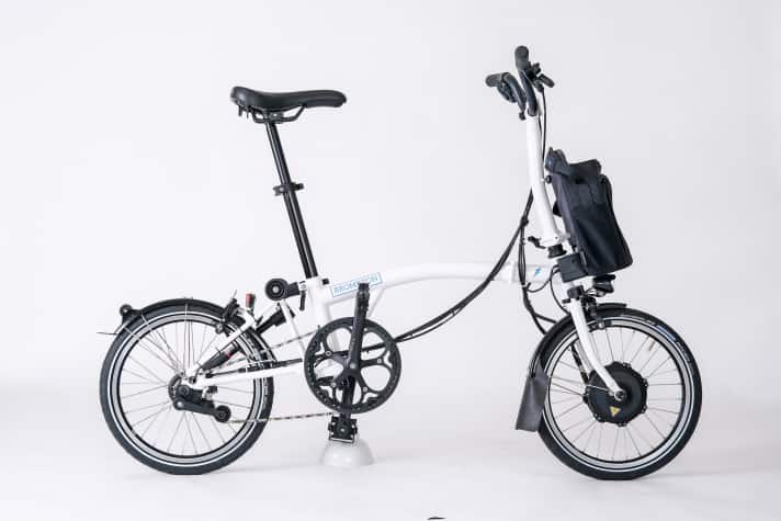   Das Brompton ist seit Jahren der Goldstandard in Sachen Packmaß. Der E-Antrieb ist nachgerüstet. Faltmaß 59 mal 32,5 mal 61,5 cm. Gewicht 17 kg. Preis 3.495 Euro