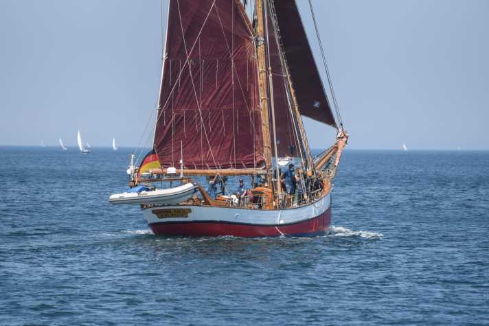   "Dagmar Aaen" beim Auslaufen aus der Kieler Förde