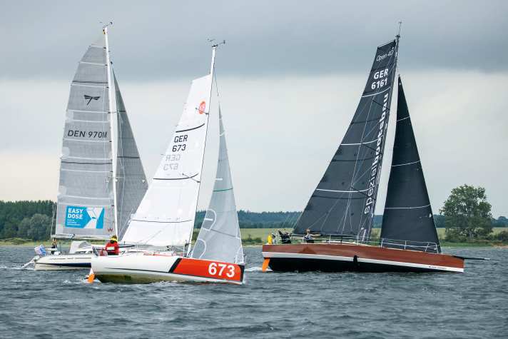   Schöne Regattaszene bei der MidsummerSail. Rechts im Bild ist die Siegerin "Black Maggy" zu sehen