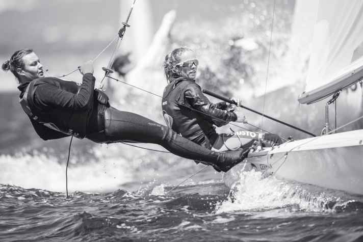   Luise Wanser e Anastasiya Winkel hanno mancato di poco la medaglia al loro debutto olimpico a causa di una severa penalità della giuria. Ora entrambe sono passate alla nuova disciplina mista. La foresailor Anastasiya Winkel è attualmente preoccupata per la sua famiglia e i suoi amici in Ucraina.