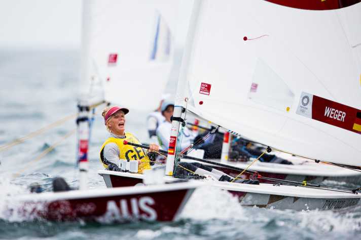   Lors de sa deuxième journée olympique, Svenja Weger n'a pas réussi à réitérer son exploit de la veille, mais elle a défendu une position dans le top 10 et a apprécié, malgré des résultats faibles, le sentiment particulier d'être en action ce jour-là avec le maillot jaune de leader sur le parcours d'Enoshima.