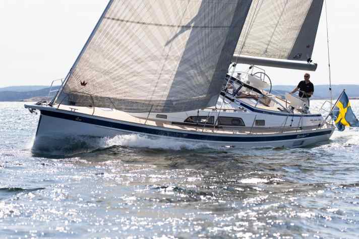   Lunghezza scafo 12,30 m; larghezza 4,18 m; peso 11,0 tonnellate; prezzo 552.300 euro