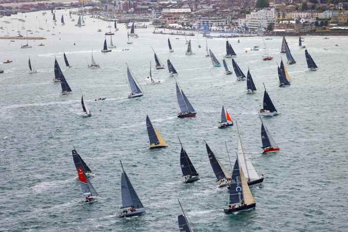   Die Flotte des 49. Rolex Fastnet Race startete vor der Küste von Cowes, England, in das 695 Seemeilen lange Rennen