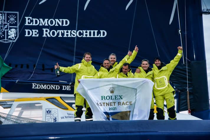   Réussite : grande joie de l'équipe du "Maxi Edmond de Rothschild".