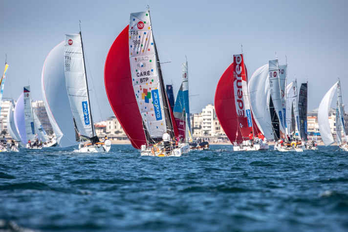   Segeln vor Strand und Stadt vor Les Sables d'Olonne