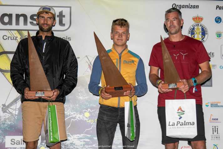   Après un long bras de fer, ils sont les trois meilleurs sur le podium du classement des bateaux de série après la première étape : le vainqueur Melwin Fink, le Français Hugo Dhallenne (à g.) et Christian Kargl.