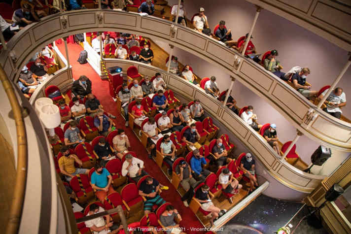   Das letzte Briefing vor dem Etappenstart mit theatralischer Note