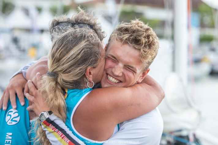   Wiedervereint in Saint-François: Melwin Fink mit seiner Mutter Anja Fink auf dem Steg im Zielhafen