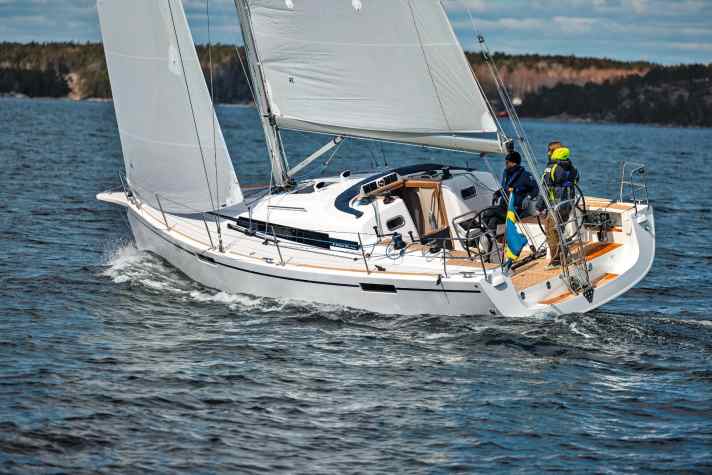   Lunghezza scafo 11,28 m; larghezza 3,80 m; peso 6,85 tonnellate; prezzo 345.800 euro