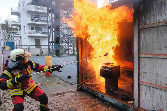   Nicht nachmachen! Unter kontrollierten Bedingungen erzeugten wir eine Fettexplosion. Wasser ist das falsche Löschmittel bei Fettbränden. Es peitscht durch schnelle Verdunstung die Flammen extrem auf