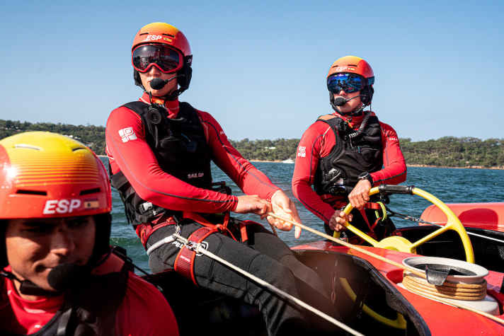 Dieses Bild ist Geschichte: Phil Robertson – hier neben Skipper und Trimmer Florián Trittel – wird nicht mehr als Steuermann für Spanien agieren