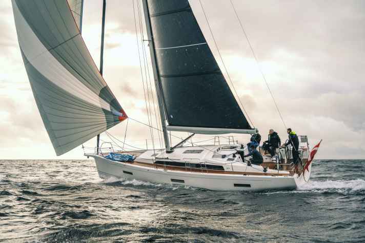   Lunghezza scafo 12,67 m; larghezza 3,99 m; peso 9,4 tonnellate; prezzo 426.600 euro