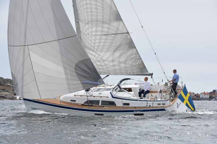   The HR 340 (here still with teak) is one of the first yachts to be fitted with the PU decking from Ecodeck