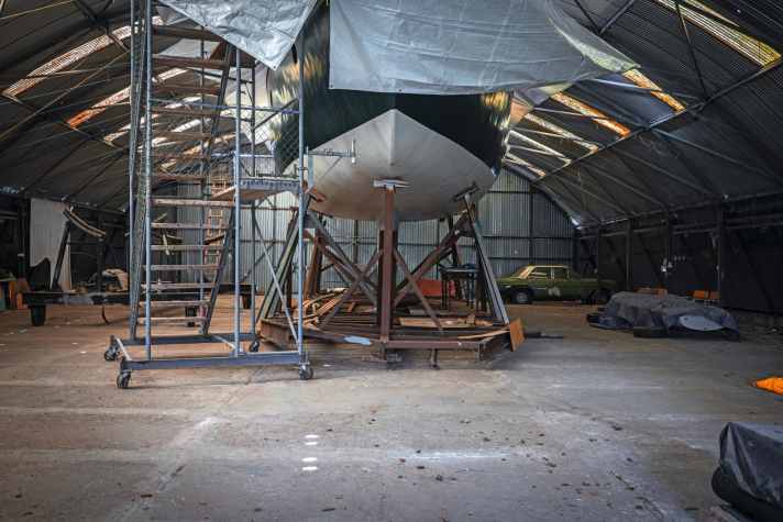   Exclusive building site. Avalon" is enthroned in the hall like a queen. Only a Benz and a dinghy share the quarters