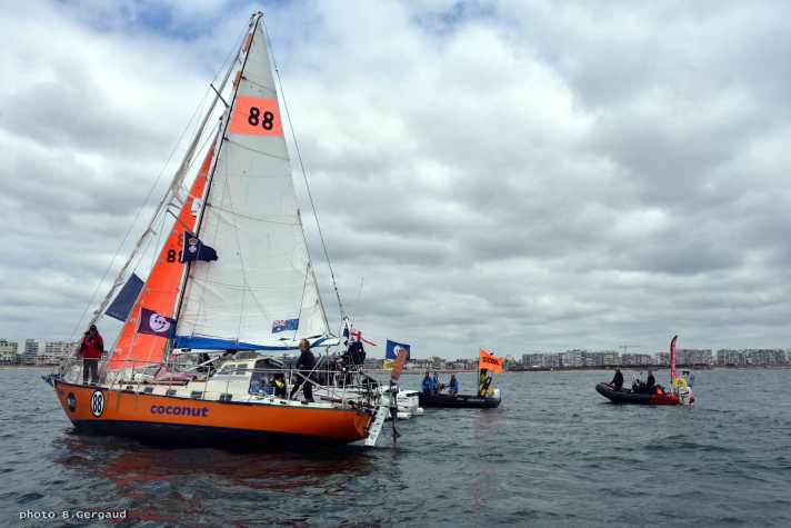   Un petit comité d'accueil. Aux Sables-d'Olonne, on est habitué aux retours des coureurs du monde. Mais rares sont ceux qui sont encore attendus trois ans et onze mois après le départ de la course.