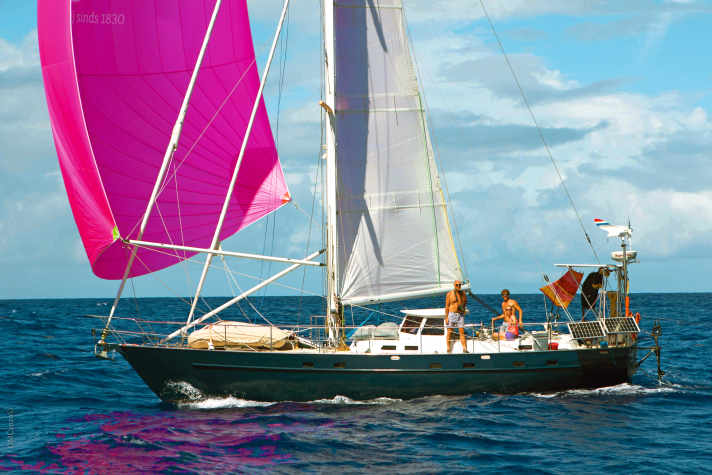   Die Koopmans 44 "Blue Beryl". Sie hat schon eine Weltumsegelung hinter sich. 2018 hat das Paar sie komplett refittet, 2020 ein neues Rigg angeschafft. Warum der Mast runterkam, weiß niemand