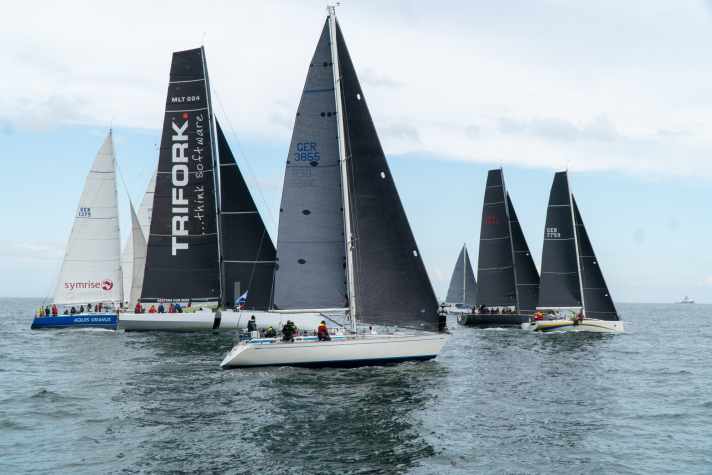 The professionals and record hunters on the "L4/Trifork" started the Pantaenius Round Skagen race as moderately as the winds. "But they were quickly gone after the start," reported Albert Schweizer